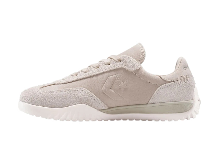 Tenis Converse Run Star Trainer color beige con suela blanca dentada.