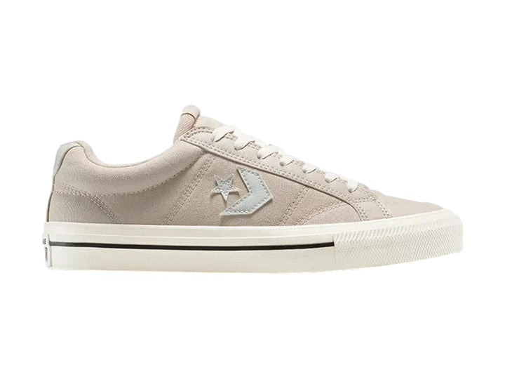 Tenis Converse color café claro con suela blanca y detalles en negro, estilo casual.
