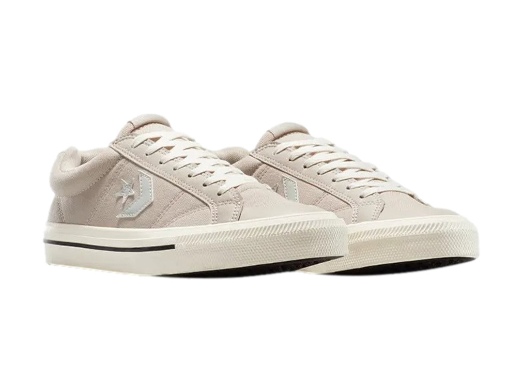 Tenis Converse color café claro con suela blanca y detalles en negro, estilo casual.