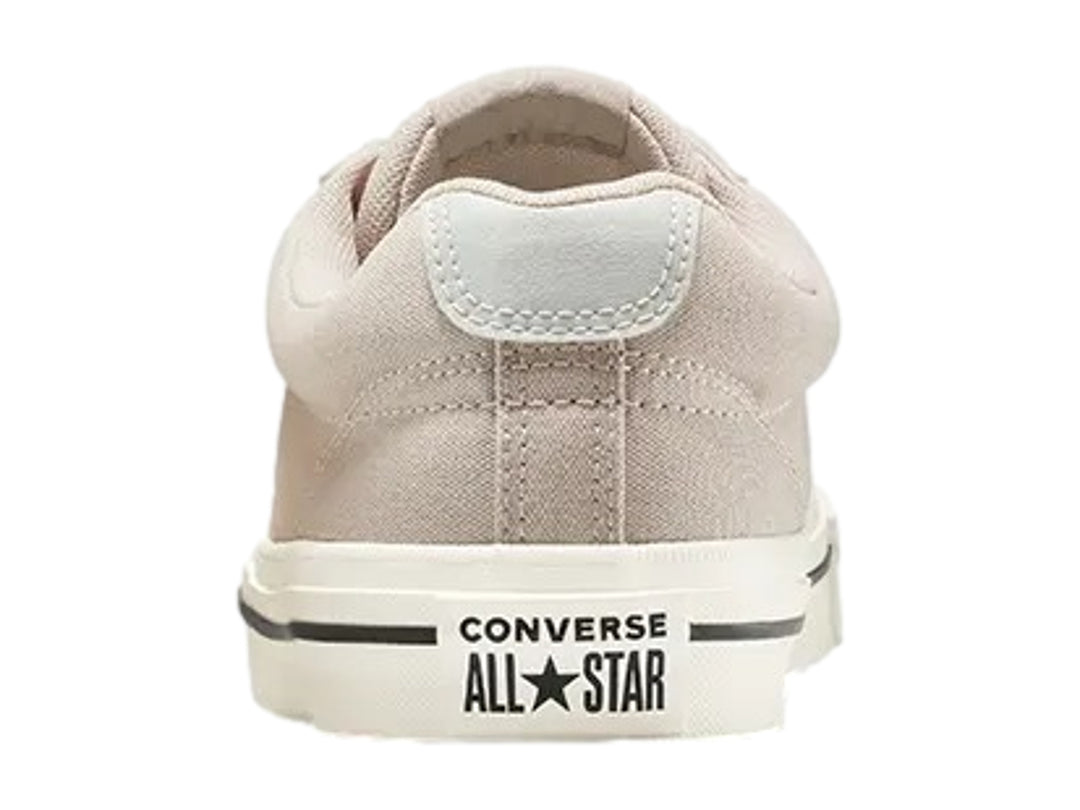 Tenis Converse color café claro con suela blanca y detalles en negro, estilo casual.