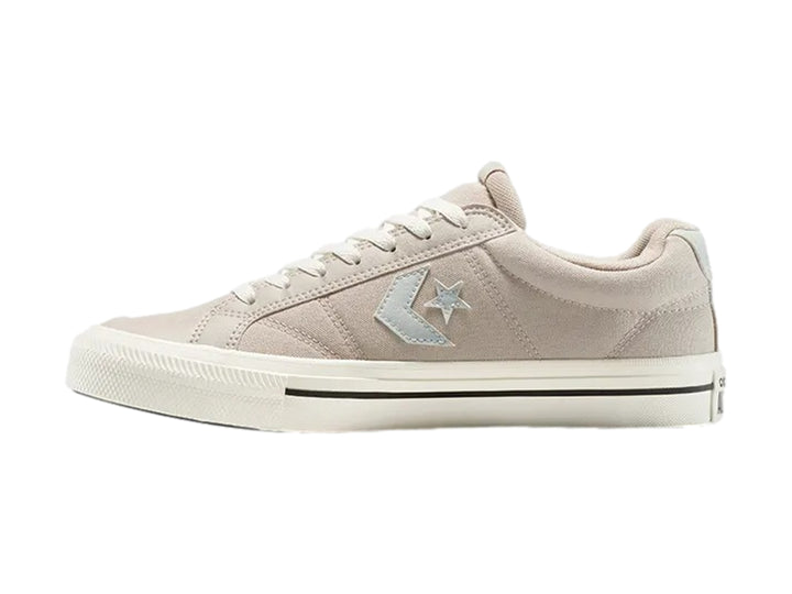 Tenis Converse color café claro con suela blanca y detalles en negro, estilo casual.