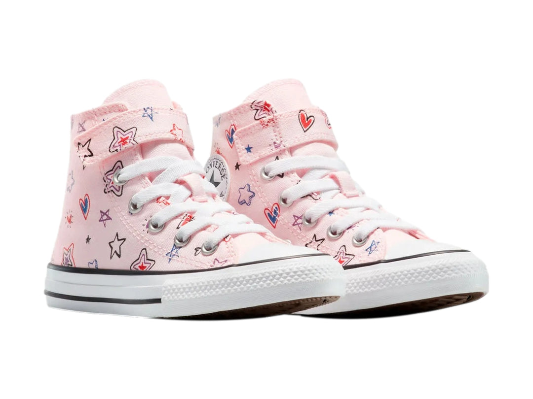 Tenis Converse rosa de bota para Niño o Niña con estampado de estrellas y corazones, suela blanca y correa de velcro.