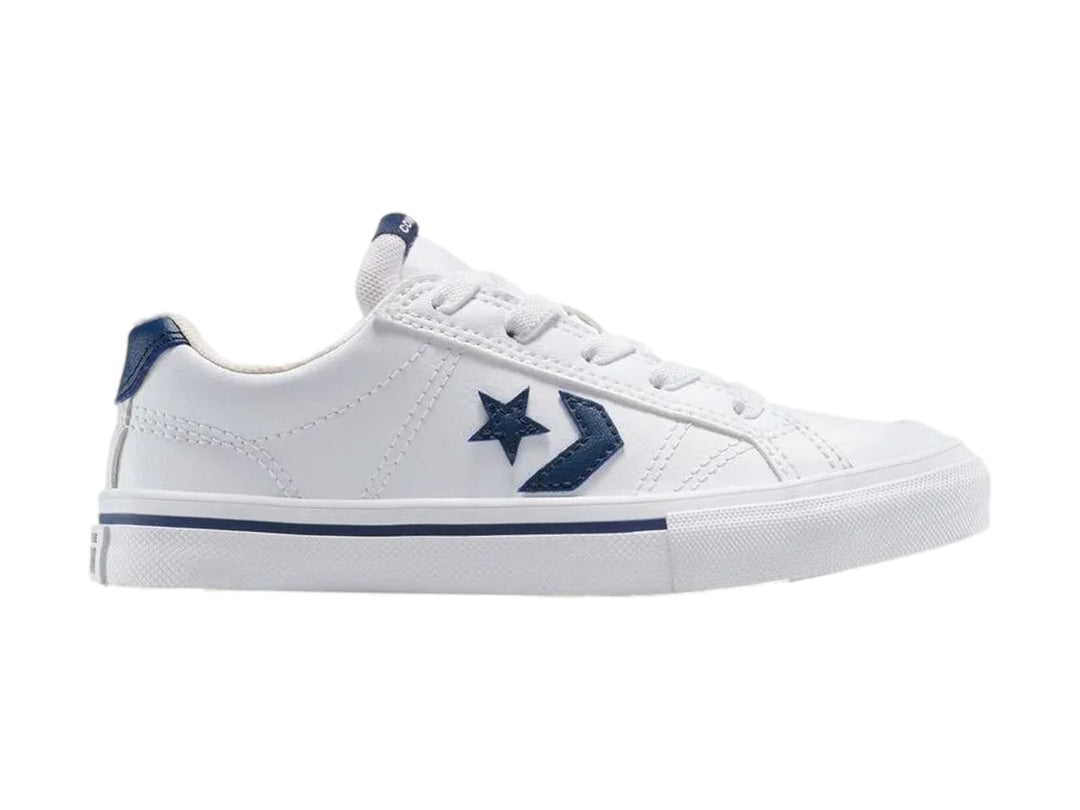 Tenis Converse blancos con detalles en azul marino y suela blanca.