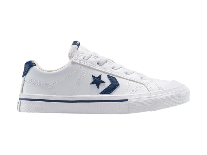 Tenis Converse blancos con detalles en azul marino y suela blanca.
