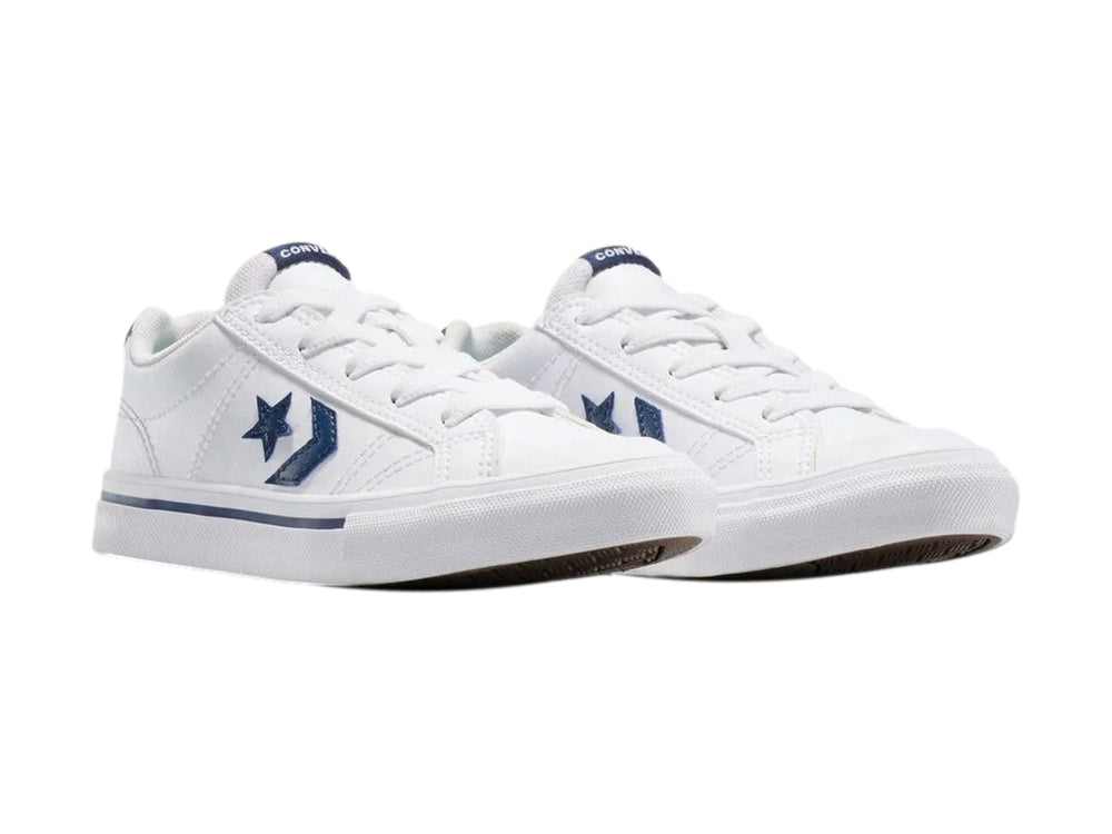 Tenis Converse blancos con detalles en azul marino y suela blanca.