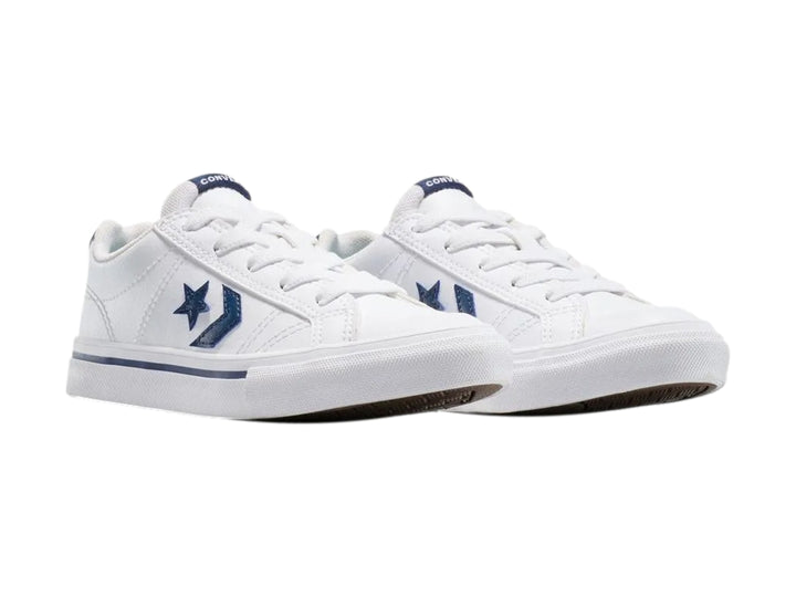 Tenis Converse blancos con detalles en azul marino y suela blanca.