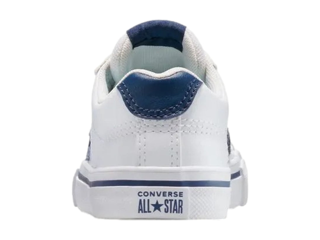 Tenis Converse blancos con detalles en azul marino y suela blanca.