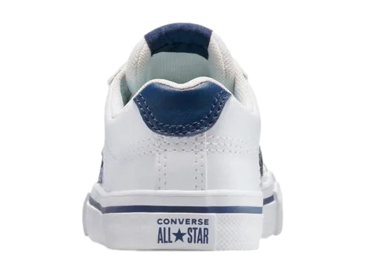 Tenis Converse blancos con detalles en azul marino y suela blanca.
