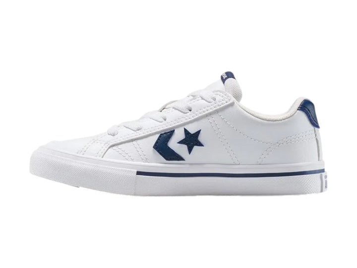 Tenis Converse blancos con detalles en azul marino y suela blanca.
