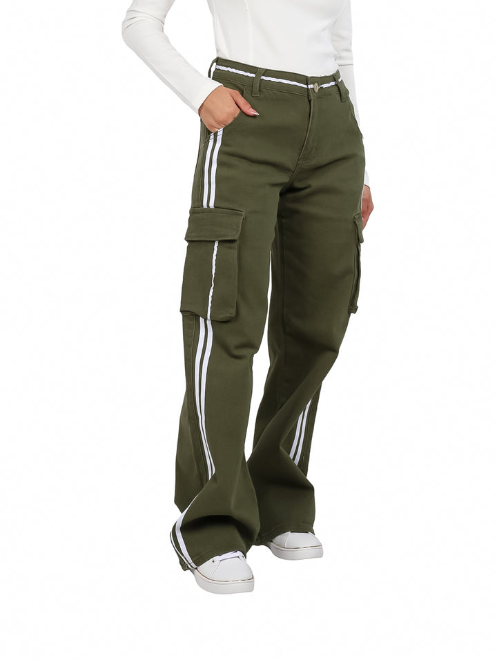 Pantalones cargo color verde militar con franjas blancas laterales y corte de pierna ancha.