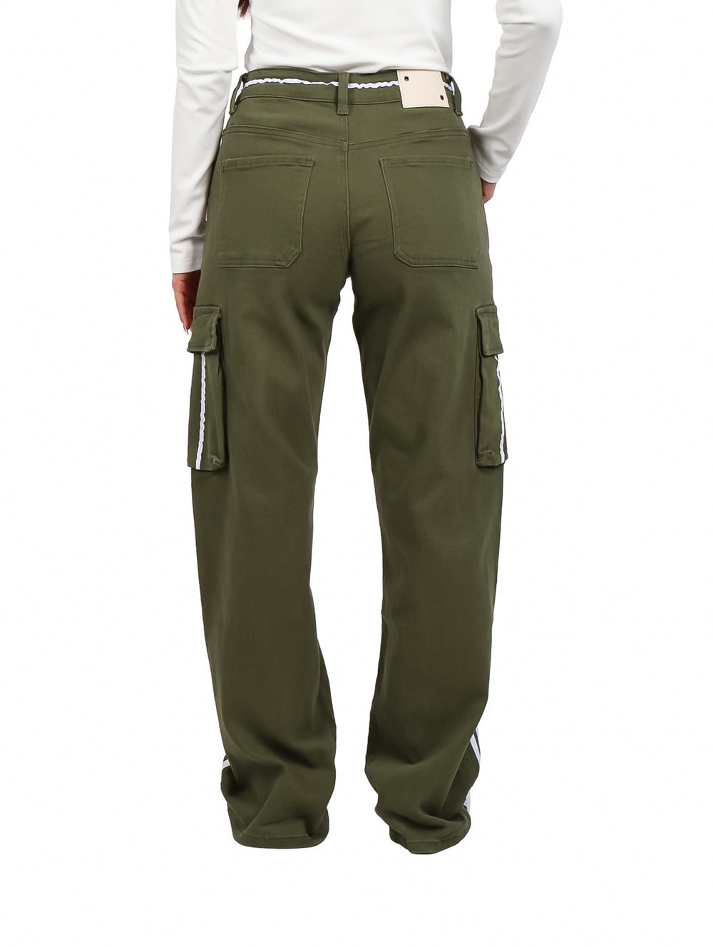 Pantalones cargo color verde militar con franjas blancas laterales y corte de pierna ancha.