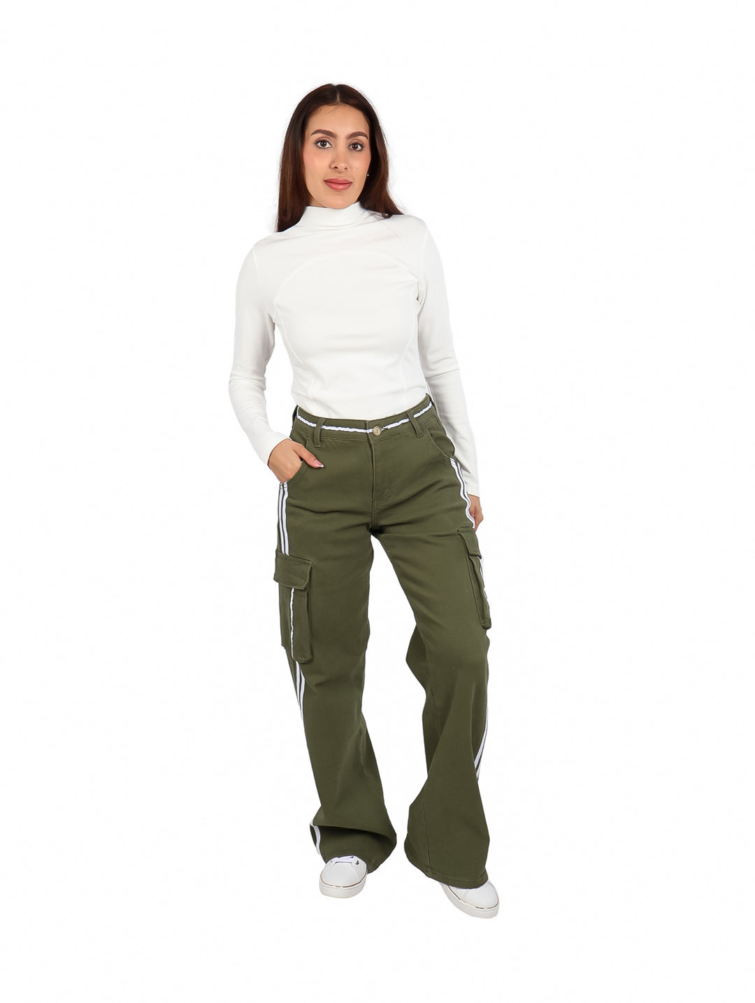 Pantalones cargo color verde militar con franjas blancas laterales y corte de pierna ancha.