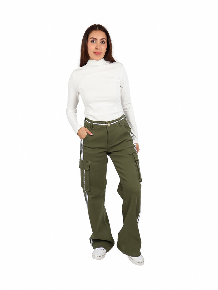 Pantalones cargo color verde militar con franjas blancas laterales y corte de pierna ancha.