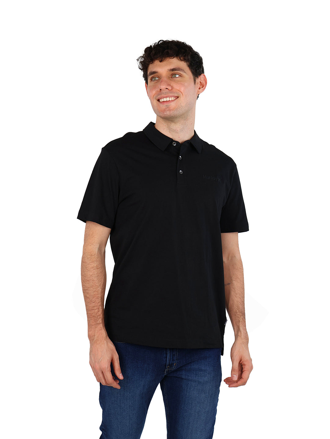 Hombre vistiendo una playera polo de color negro de manga corta con cuello y botones.