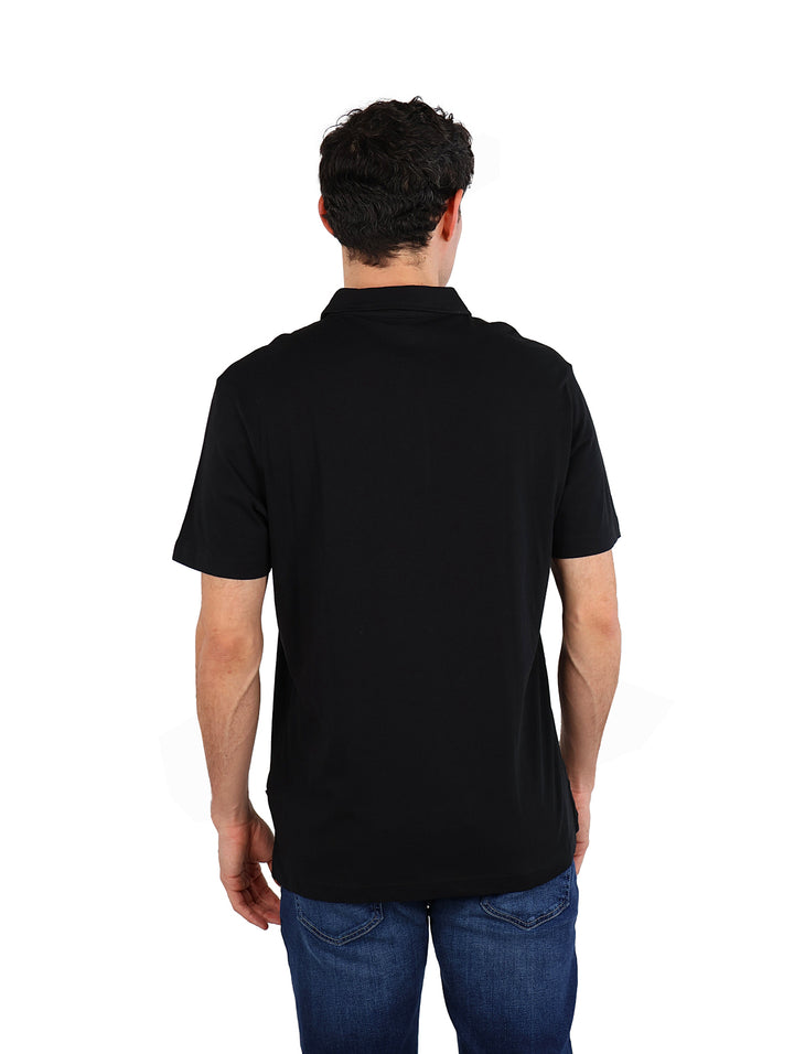 Hombre vistiendo una playera polo de color negro de manga corta con cuello y botones.