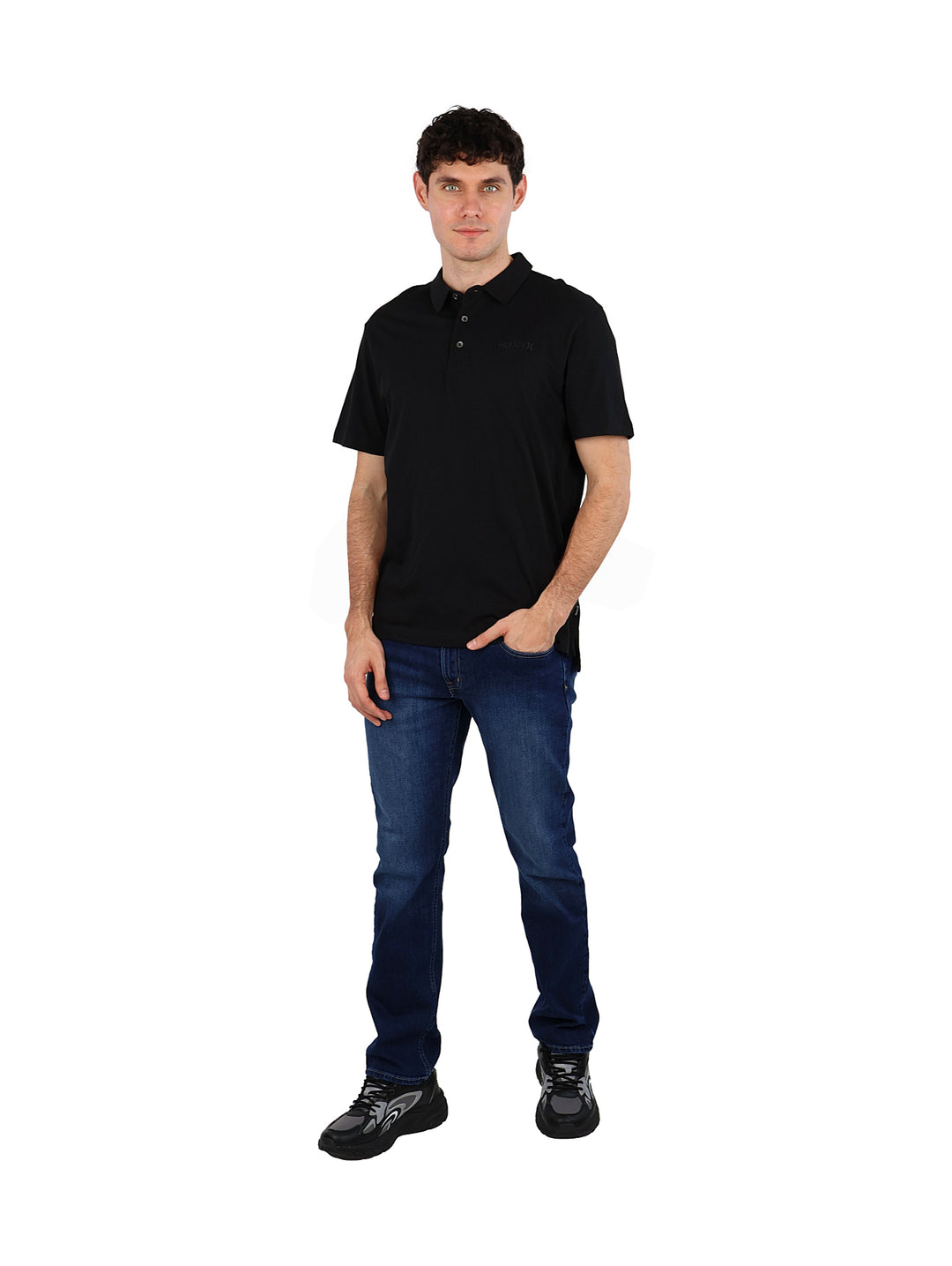 Hombre vistiendo una playera polo de color negro de manga corta con cuello y botones.