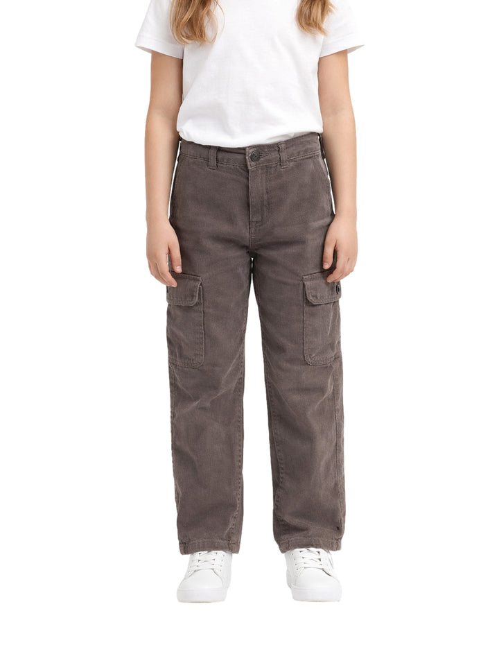 Pantalón cargo de pana color pizarra para niño con bolsillos laterales.