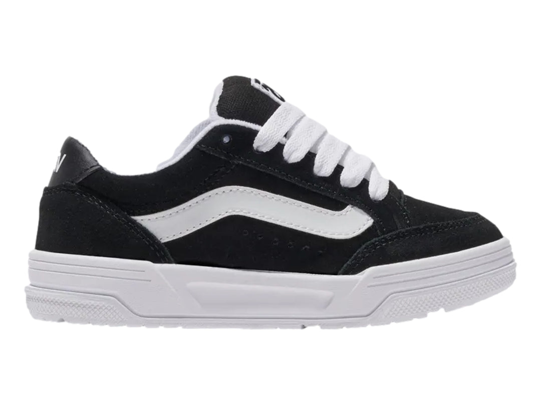 Tenis VANS modelo Hylane en color negro con franja y suela blanca para niño.