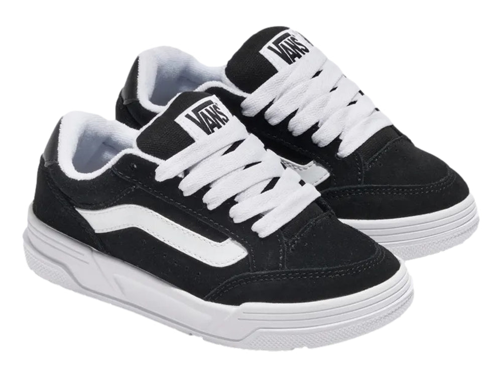 Tenis VANS modelo Hylane en color negro con franja y suela blanca para niño.