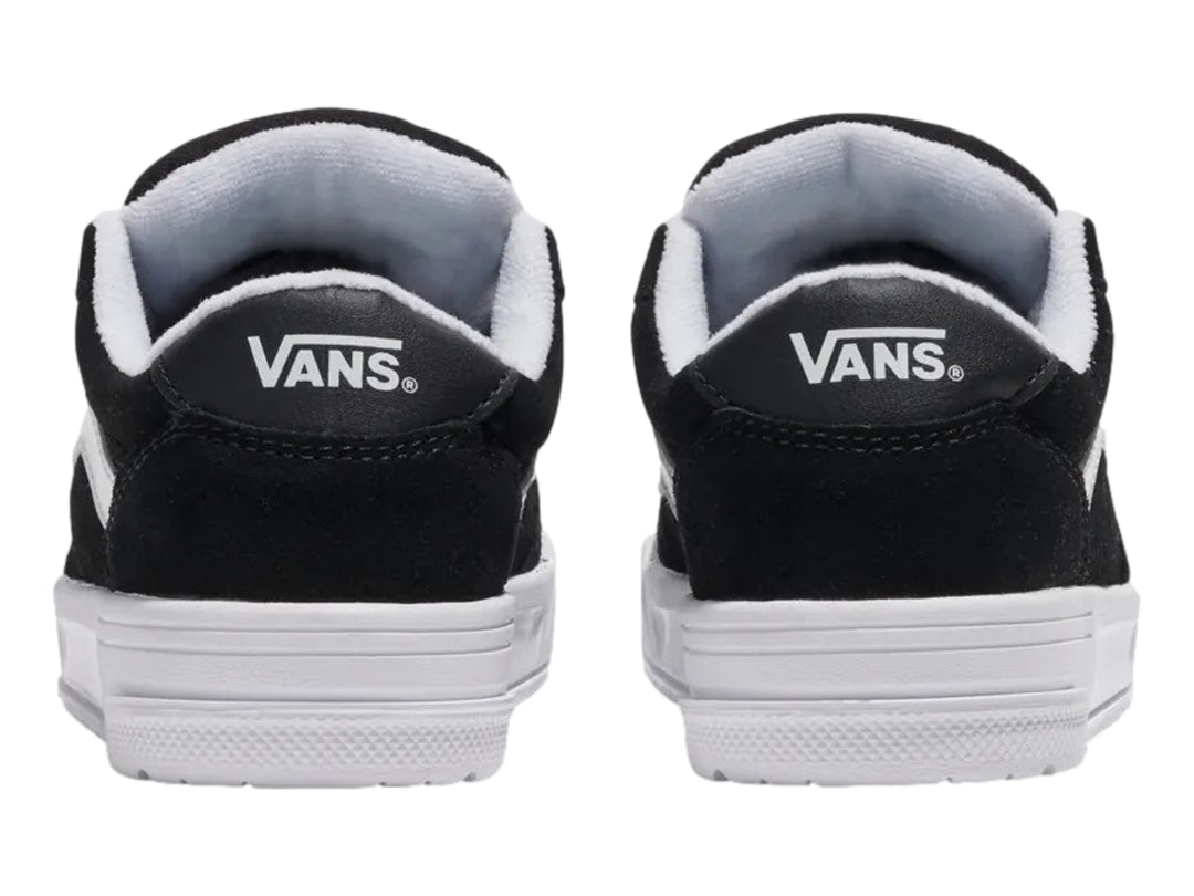 Tenis VANS modelo Hylane en color negro con franja y suela blanca para niño.