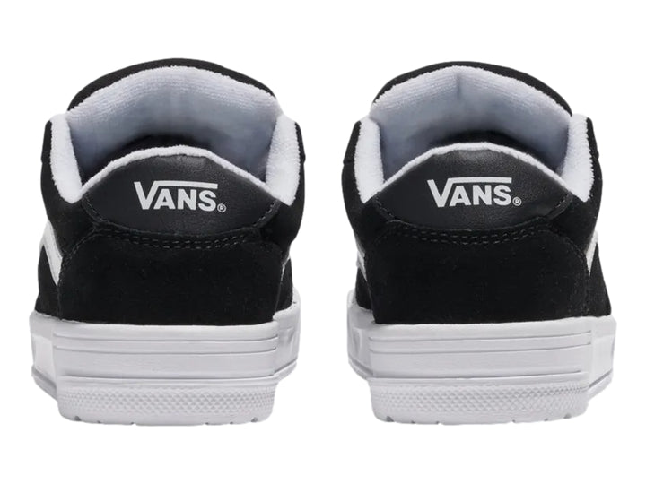 Tenis VANS modelo Hylane en color negro con franja y suela blanca para niño.