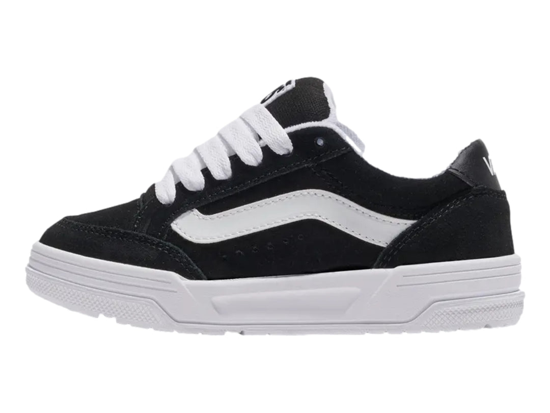 Tenis VANS modelo Hylane en color negro con franja y suela blanca para niño.