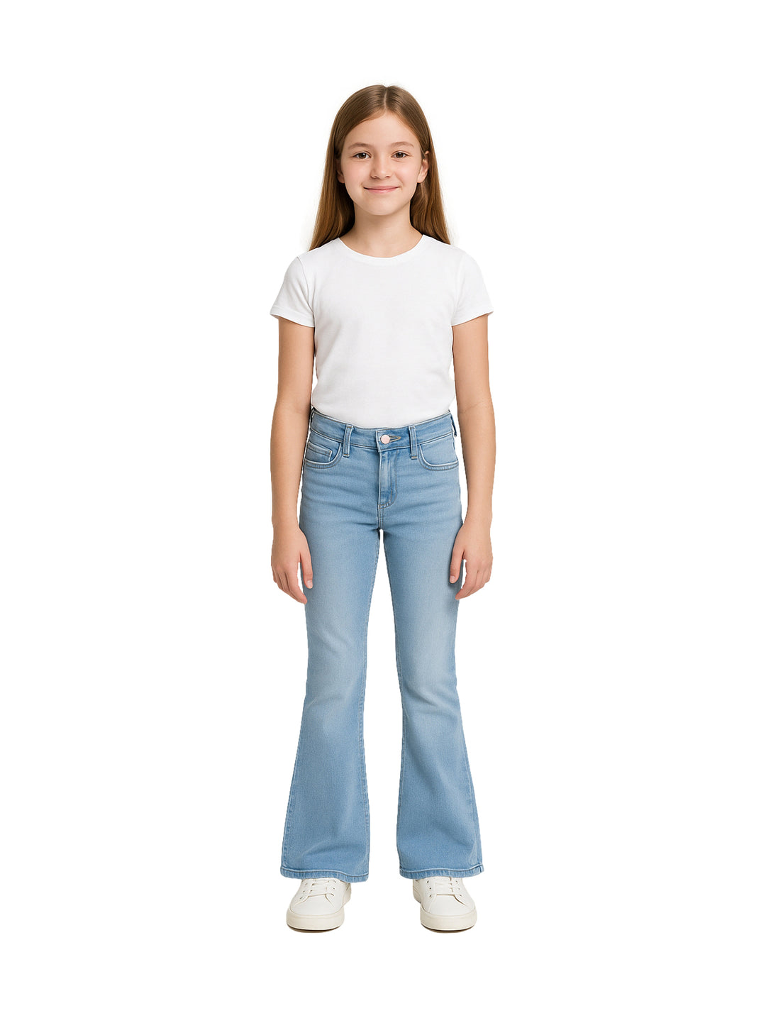 Niña vistiendo pantalones jeans azul claro estilo boot cut y playera blanca.