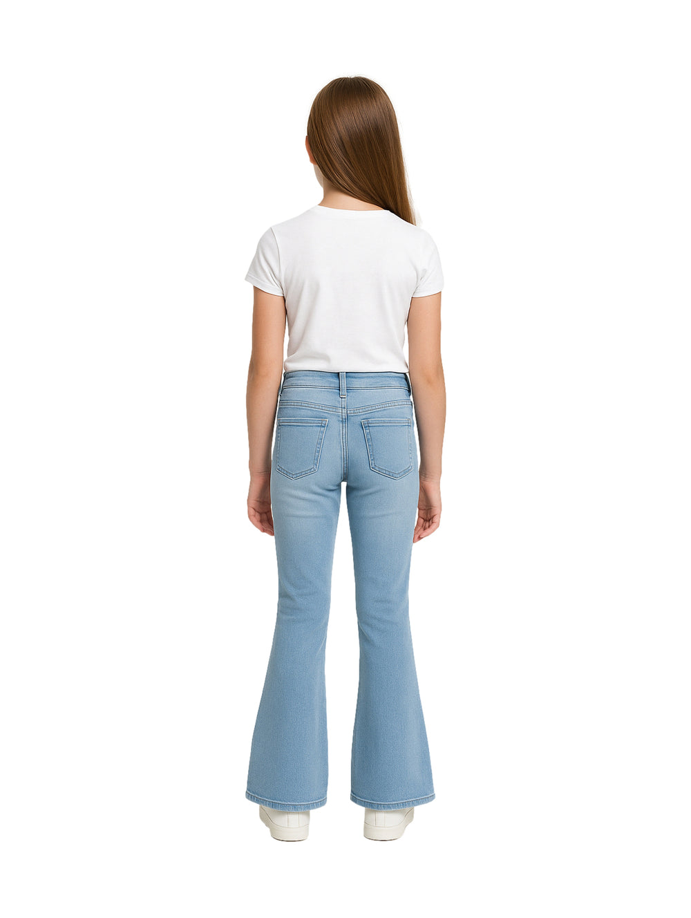 Niña vistiendo pantalones jeans azul claro estilo boot cut y playera blanca.