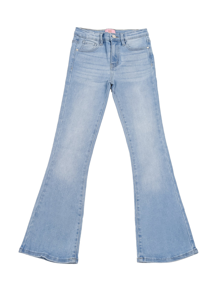 Niña vistiendo pantalones jeans azul claro estilo boot cut y playera blanca.