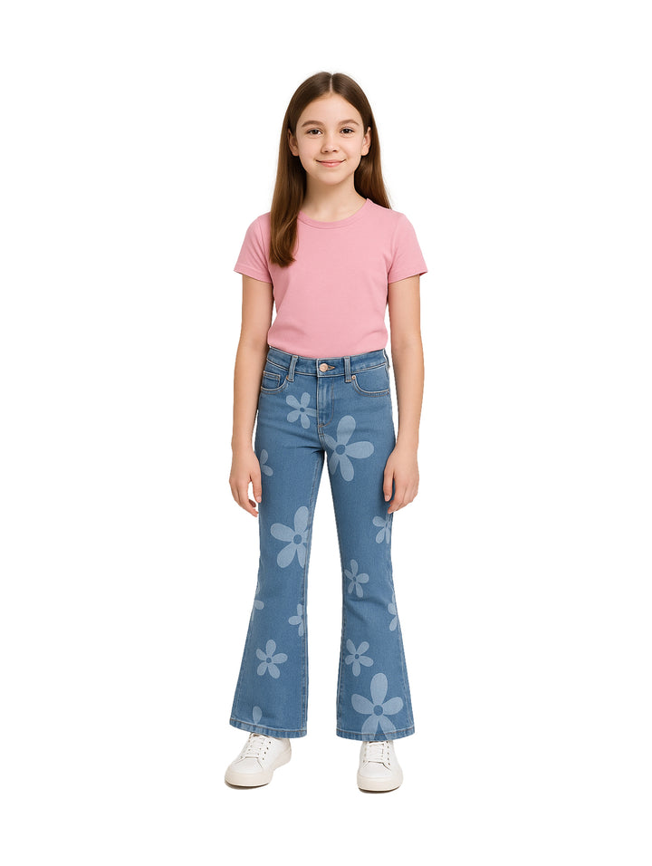 Niña con pantalón boot cut de mezclilla azul con estampado de flores en tono claro.
