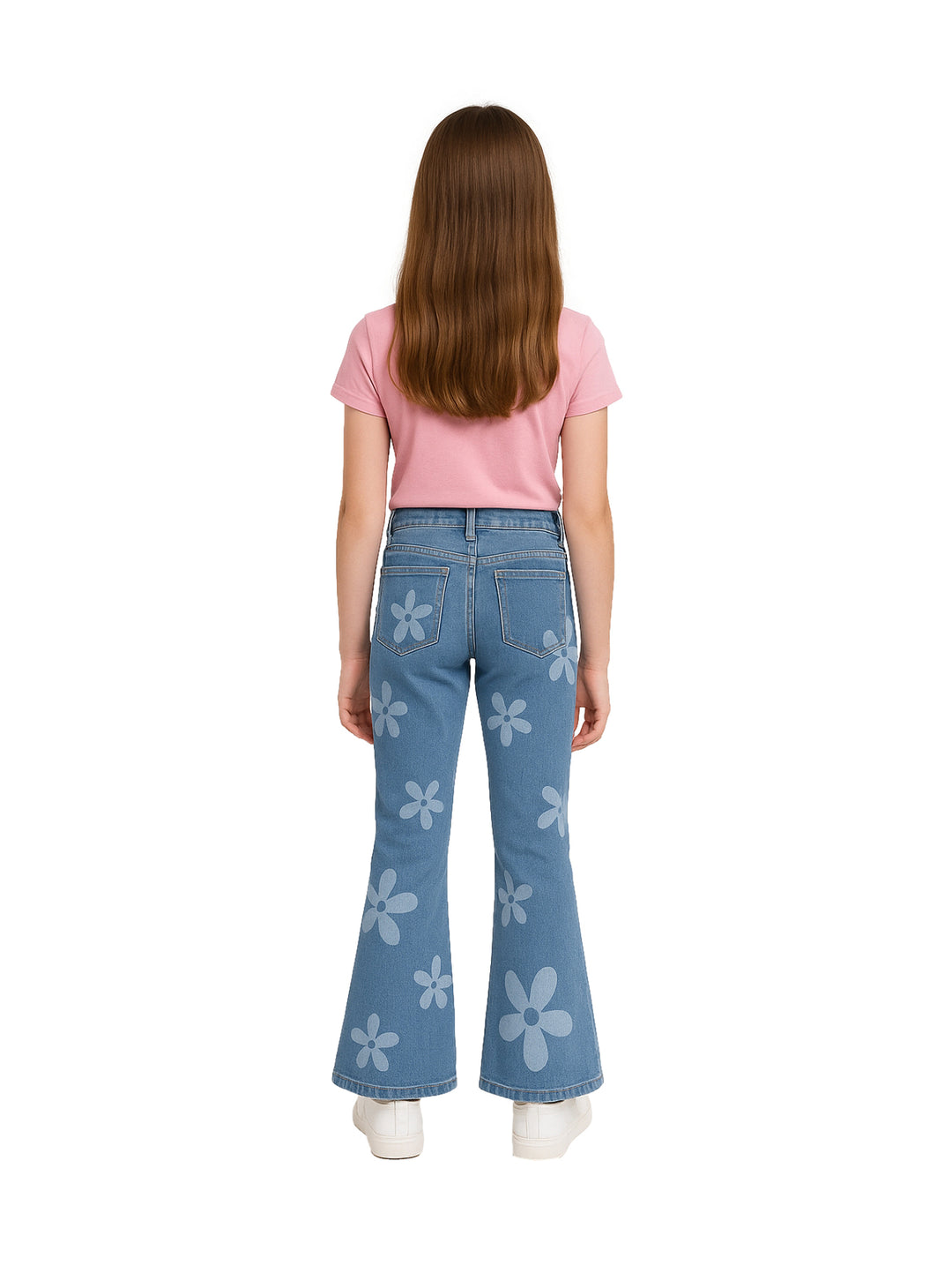 Niña con pantalón boot cut de mezclilla azul con estampado de flores en tono claro.