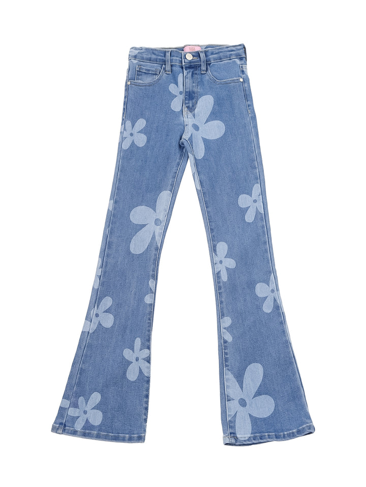 Niña con pantalón boot cut de mezclilla azul con estampado de flores en tono claro.