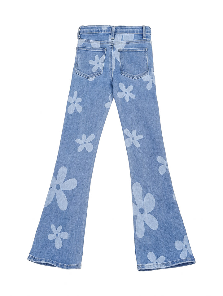 Niña con pantalón boot cut de mezclilla azul con estampado de flores en tono claro.