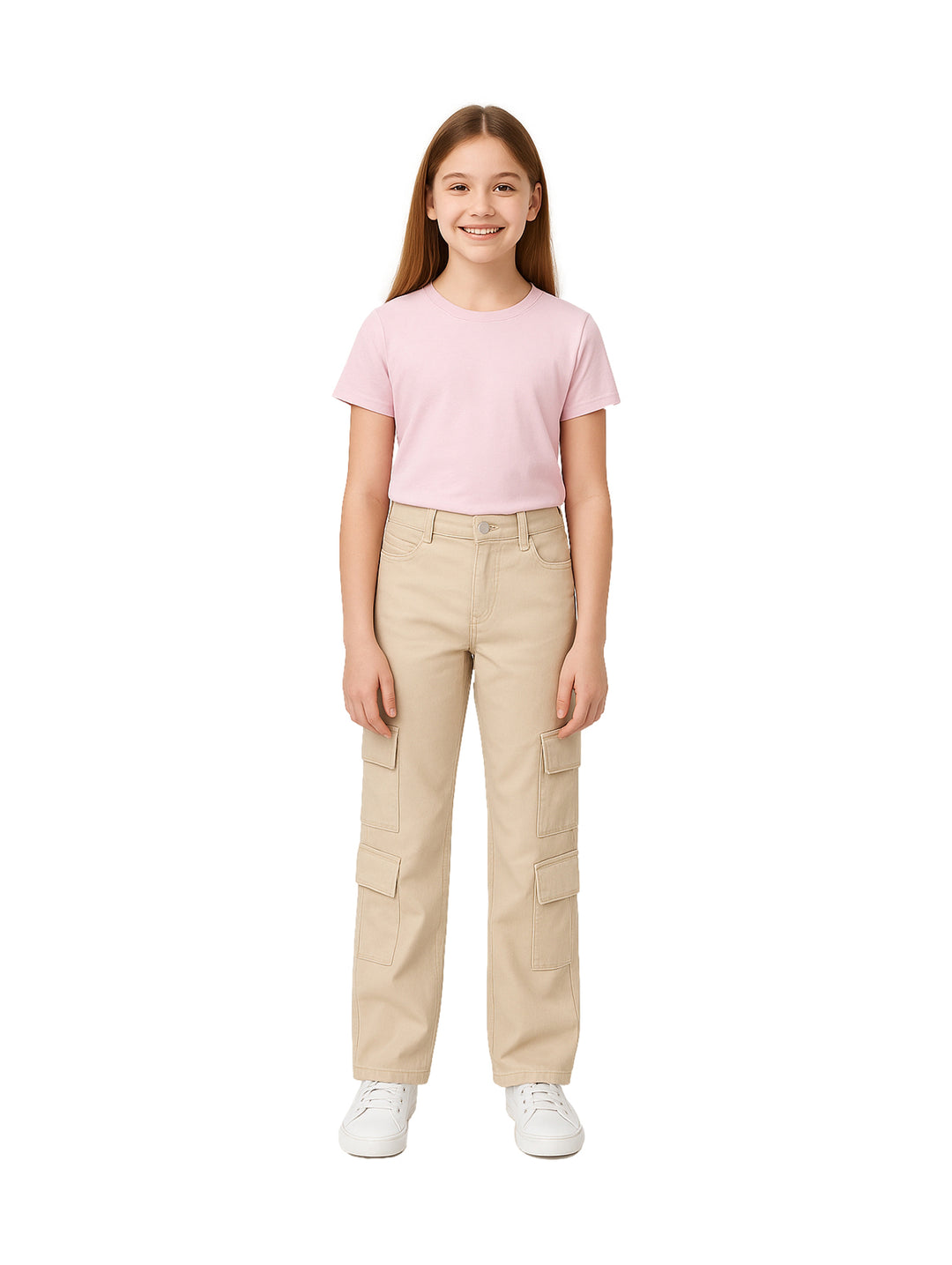 Niña vistiendo pantalón boot cut color khaki con bolsillos laterales tipo cargo y camiseta rosa.