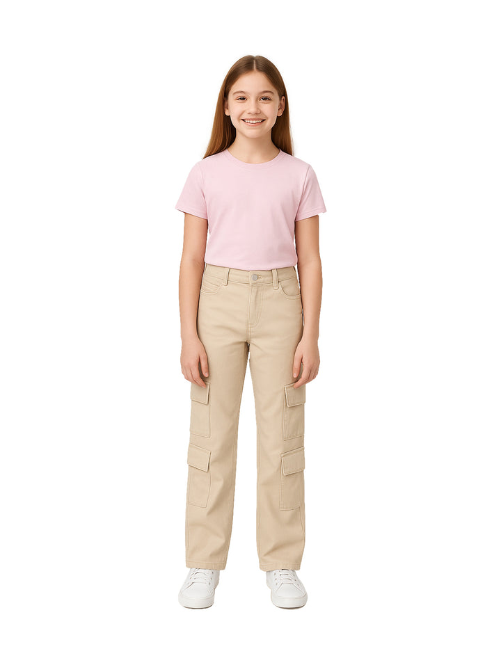 Niña vistiendo pantalón boot cut color khaki con bolsillos laterales tipo cargo y camiseta rosa.