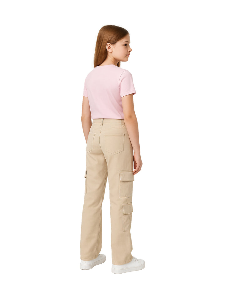 Niña vistiendo pantalón boot cut color khaki con bolsillos laterales tipo cargo y camiseta rosa.