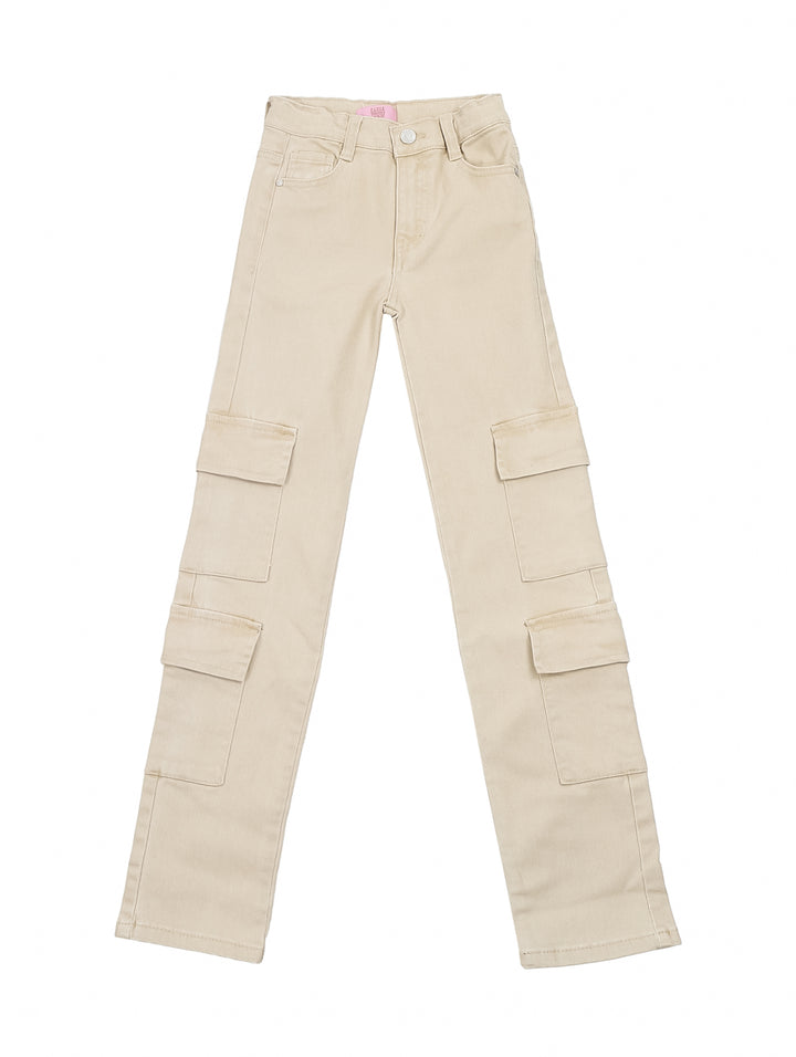 Niña vistiendo pantalón boot cut color khaki con bolsillos laterales tipo cargo y camiseta rosa.
