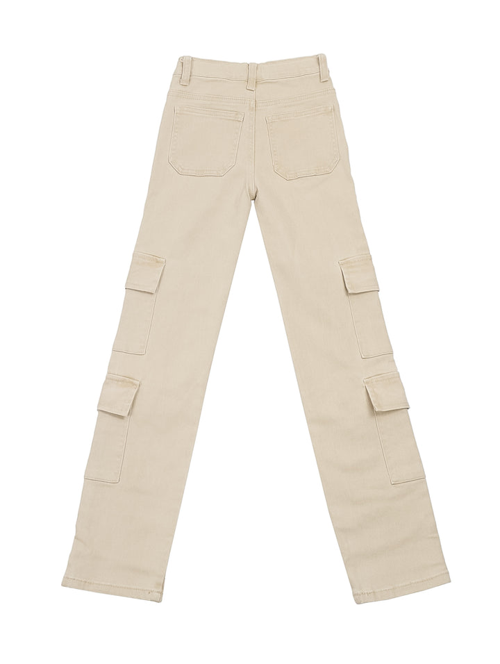 Niña vistiendo pantalón boot cut color khaki con bolsillos laterales tipo cargo y camiseta rosa.