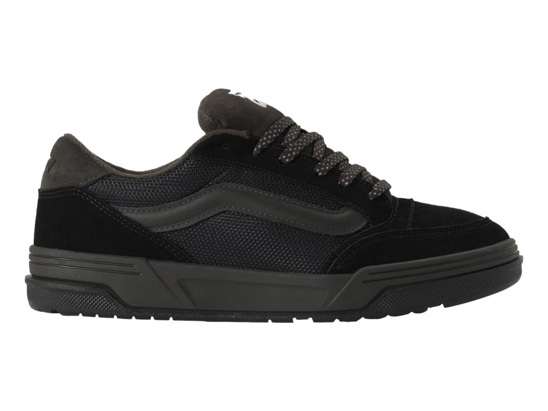 Tenis Vans Hylane color negro con detalles en gamuza y malla, vista lateral.