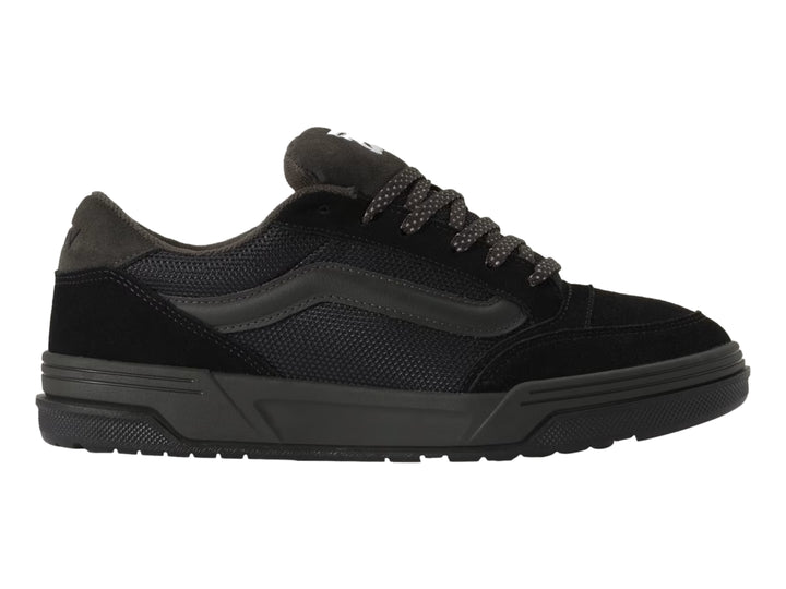 Tenis Vans Hylane color negro con detalles en gamuza y malla, vista lateral.