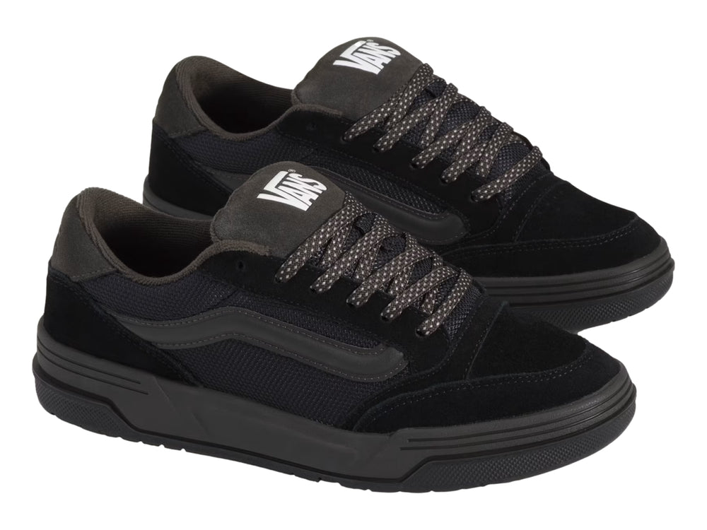 Tenis Vans Hylane color negro con detalles en gamuza y malla, vista lateral.