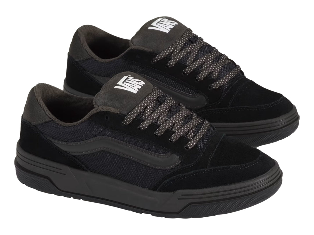 Tenis Vans Hylane color negro con detalles en gamuza y malla, vista lateral.