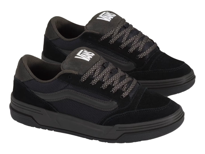Tenis Vans Hylane color negro con detalles en gamuza y malla, vista lateral.