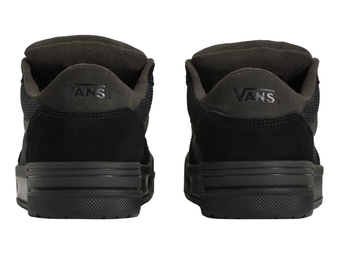 Tenis Vans Hylane color negro con detalles en gamuza y malla, vista lateral.