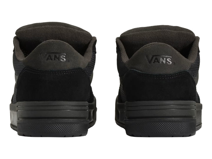 Tenis Vans Hylane color negro con detalles en gamuza y malla, vista lateral.