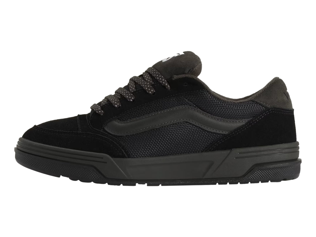 Tenis Vans Hylane color negro con detalles en gamuza y malla, vista lateral.