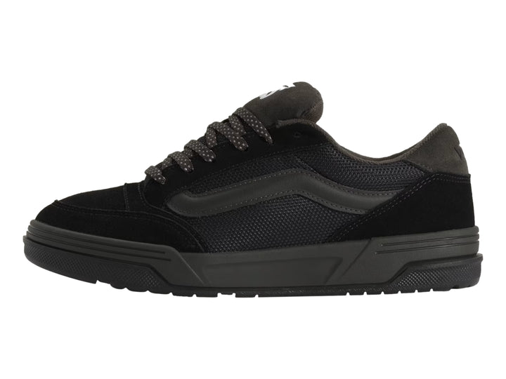 Tenis Vans Hylane color negro con detalles en gamuza y malla, vista lateral.