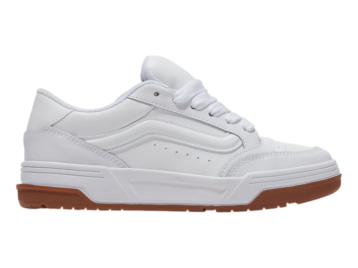 Tenis Vans Hylane en color blanco con suela de goma marrón, diseño casual y cordones blancos.