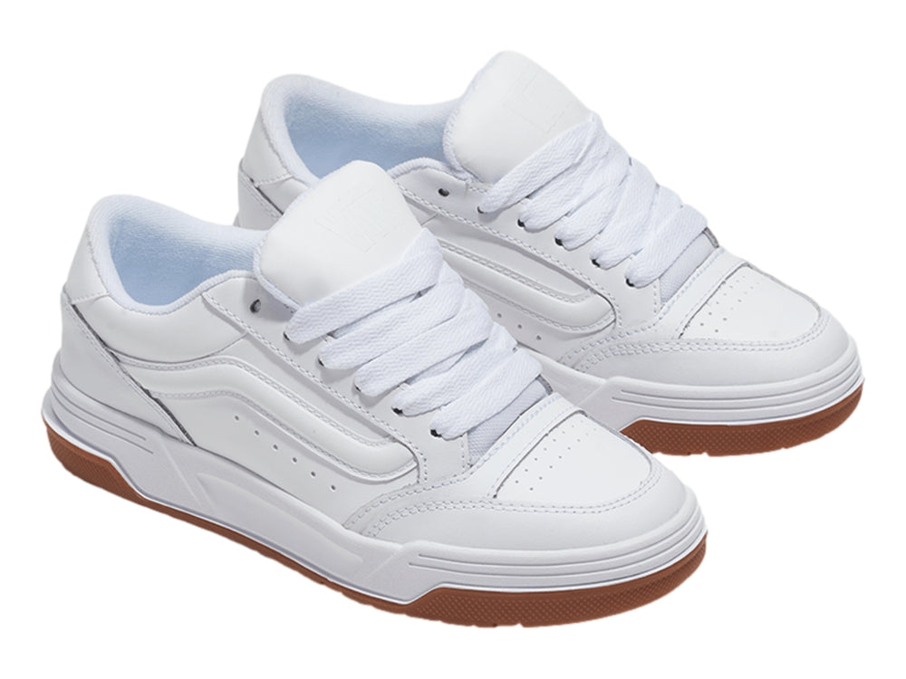 Tenis Vans Hylane en color blanco con suela de goma marrón, diseño casual y cordones blancos.