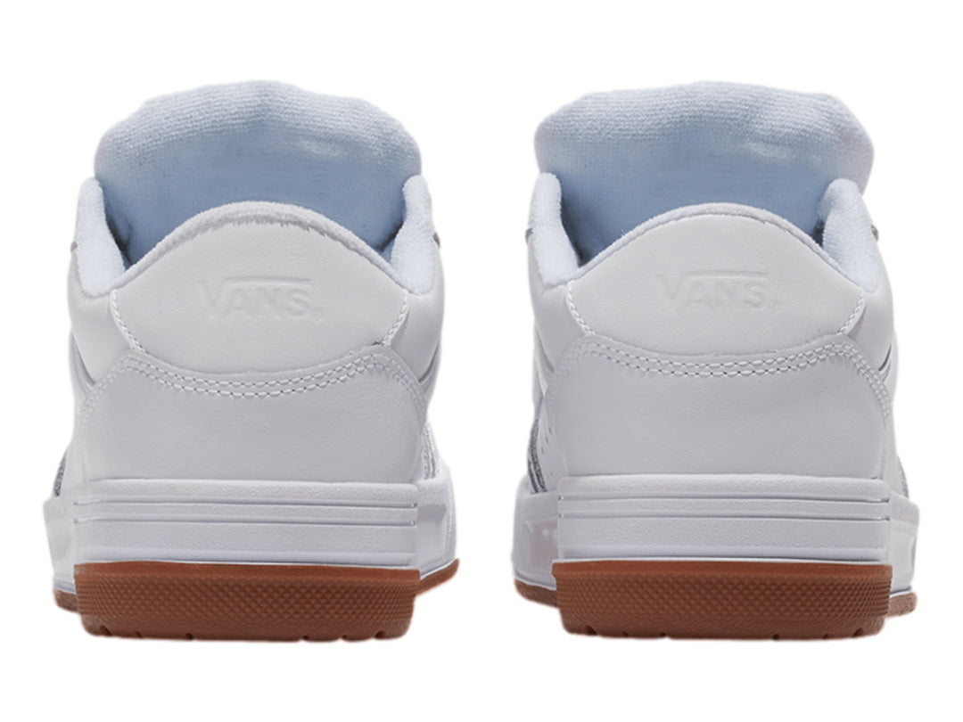 Tenis Vans Hylane en color blanco con suela de goma marrón, diseño casual y cordones blancos.
